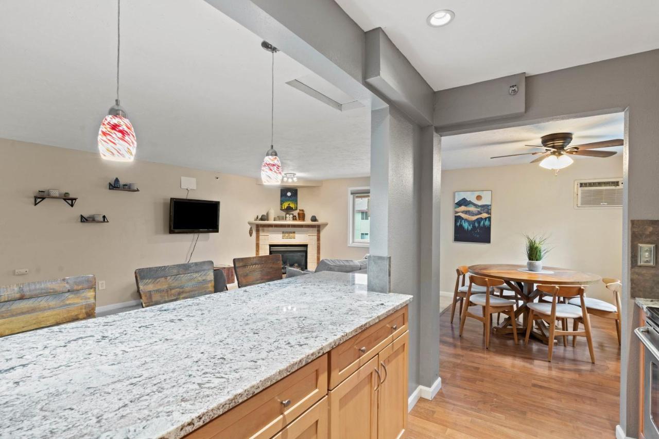 Modern Amenities Gas Fireplace Central Location Спокейн Екстериор снимка