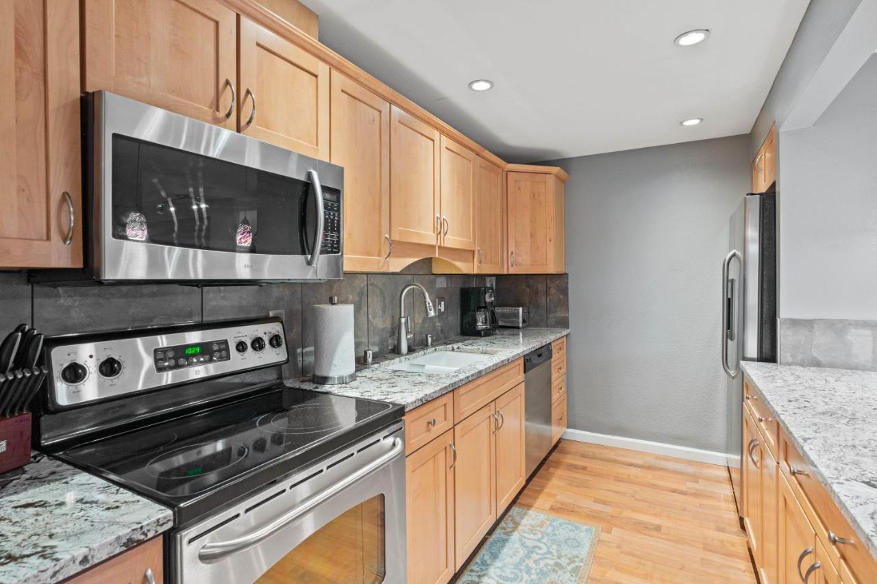 Modern Amenities Gas Fireplace Central Location Спокейн Екстериор снимка