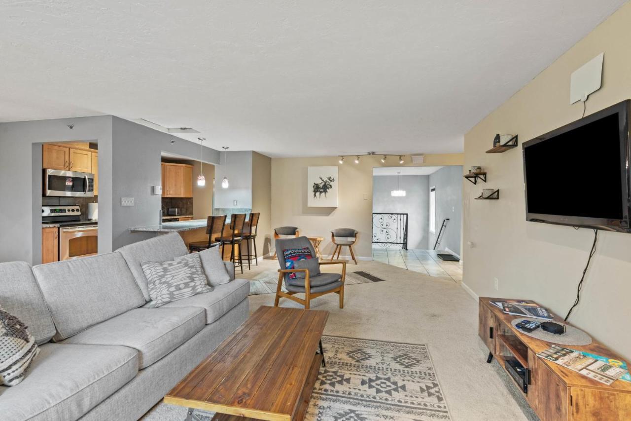 Modern Amenities Gas Fireplace Central Location Спокейн Екстериор снимка